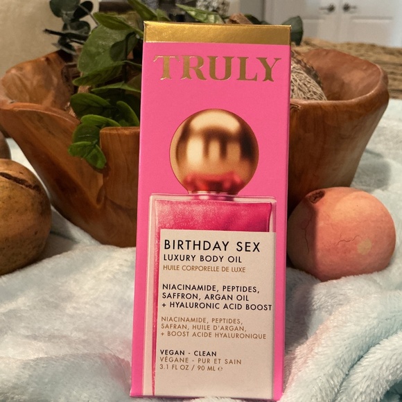 Truly Birthday Sex Luxury Body Oil-NIB - Picture 2 of 2